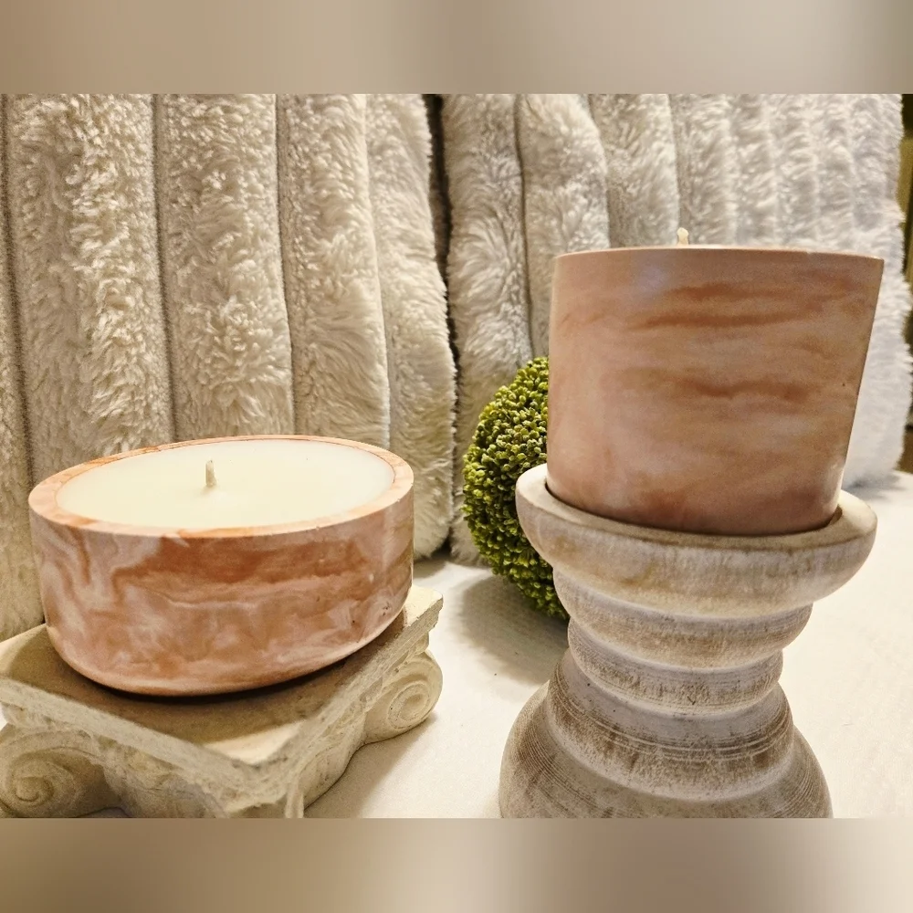Beautiful Hand Poured Candle & Homeade Vessel. Willow Lane Glow- Fresh Floral